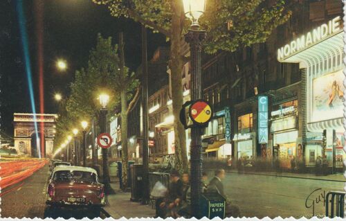 Avenue Champs-Elysées Arc De Triomphe Et Cinéma Normandie