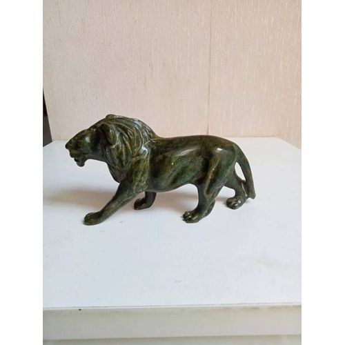 statuette lion ancien en onyx vert longueur 13,5 cm
