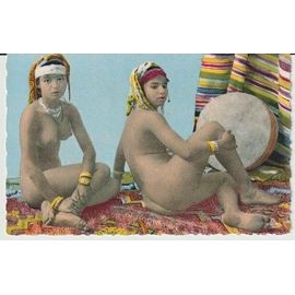 .Femmes Arabes S'apprêtant À Prendre Le Bain .Scène Type D' Afrique Du Nord. 1958