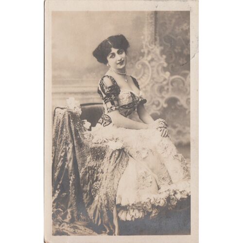 Carte Postale Ancienne " Jeune Femme Assise ".