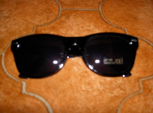Lunettes De Soleil Plastique Contour Noir Large Et Branches Noires Larges Citya