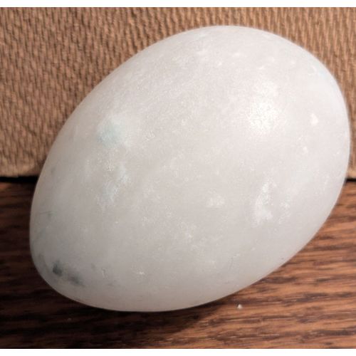 Oeuf en marbre blanc - Incrustations de bleu