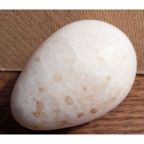 Oeuf en marbre blanc tâcheté