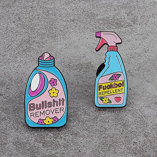 Mode Et Amusement Émail Pin Lessive Liquide Moustique Répulsif Spray Bande Dessinée Broche Badge Nécessités Quotidiennes Hommes Et Femmes Eanmel 