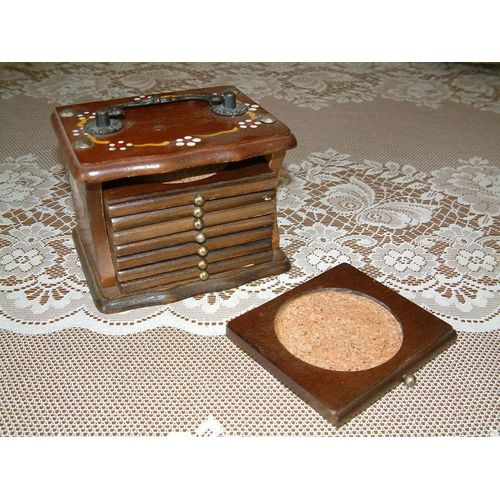 Huit Dessous De Verre Dans Leur Mallette En Bois