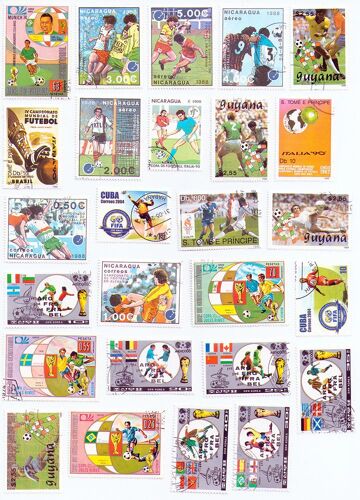 Lot De 26 Timbres De Différents Pays Sur Le Thème Du Foot