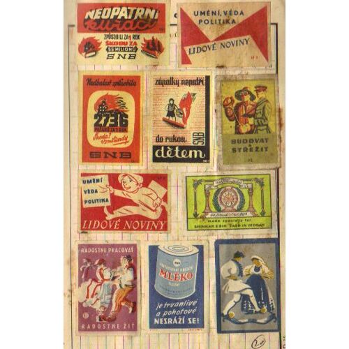 Lot De 32 Etiquettes Anciennes De Boites D'allumettes : Costumes; Civisme Et Securite, Cigares, Couronne, Plume, ...