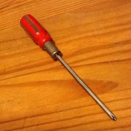 Tournevis cruciforme manche rouge bois