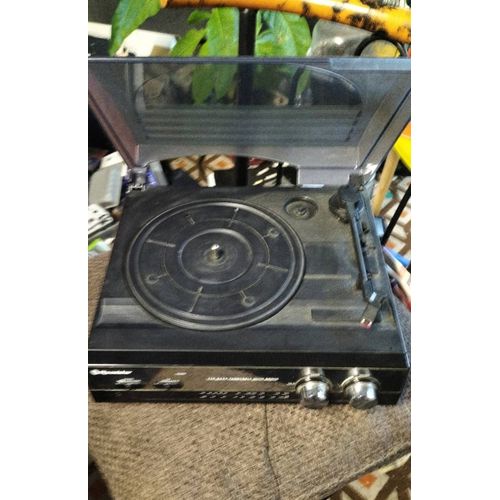 Tourne disque roadstar TTR-8633 turntable with radio.