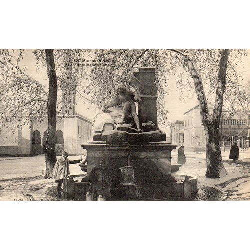 Cpa Debut Xx Eme Siecle - Setif - Algerie - Sous La Neige - La Fontaine Monumentale- Non Ecrite - Cliche Du Grand Bazar Parisien Dimensions 13.80 Cm X 9 Cm