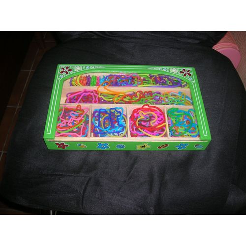 Coffret En Bois De Bracelets Élastiques À Formes.