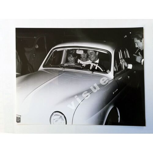 Vittorio Gassman, Annette Stroyberg (Annette Vadim): Photo De Presse Cinéma Argentique -Format 18x23,5 Cm- St Germain Des Prés, Un Soir En Dauphine Par Claude Schwartz - Photographe De Plateau -1961 #