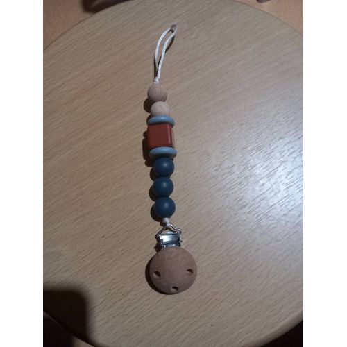 Attache Tétine En Billes De Bois Rondes, Carrée, Plates, Sur Cordon En Nylon Blanc, Coloris Billes Bleu Clair, Marron , Bleu Marine, Naturel, Pince Argenté À L'Extrémité Surmontée D'Une Perle.