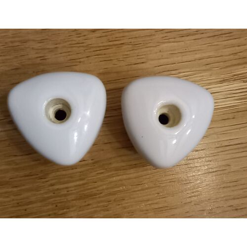 2 têtes de robinet triangulaires arrondies en porcelaine blanche vintage - Dimensions 05x05cm en extérieur environ , intérieur 2.04cm environ - Années 50/60