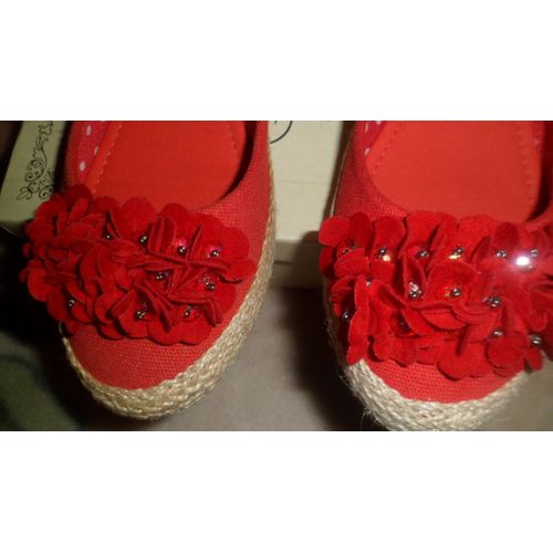Chaussures D'été Femme En Toile (Ballerines). Pointure 37. Rouges. Petites Fleurs Rouges Sur Le Devant , Incrustées De Perles. Neuves.