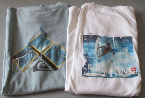 Deux Tee-Shirts Quicksilver Manches Courtes-Taille M-1 Blanc + 1 Bleu Clair Avec Motifs Dans Le Dos Sur Le Surf Et Kelly Slater-100%Coton