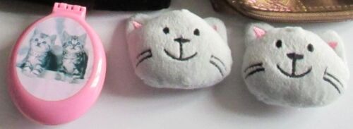 Brosse/Miroir Décorée D'adorables Chatons Sur Fond Rose (Gadget) + 2 Têtes De Chat En Tissu Avec Scratch Sur L'arrière Qui Émettent Un Miaulement En Appuyant Dessus (Gadgets) 