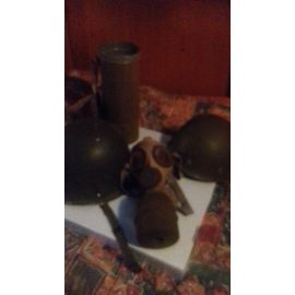 Masque À Gaz Dans Son Étui Et Casques