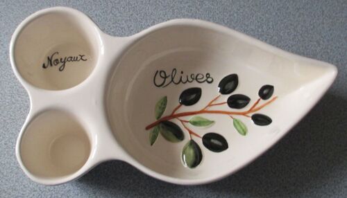 Ramequin À 3 Compartiments : 1 Grand Marqué Olives Et Décoré Des Fruits + 2 Petits Dont 1 Marqué Noyaux - Pour Servir À L'apéritif Ou À Table - Dimensions Totales 25x14cm