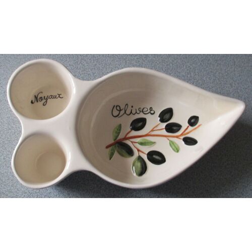 Ramequin À 3 Compartiments : 1 Grand Marqué Olives Et Décoré Des Fruits + 2 Petits Dont 1 Marqué Noyaux - Pour Servir À L'apéritif Ou À Table - Dimensions Totales 25x14cm
