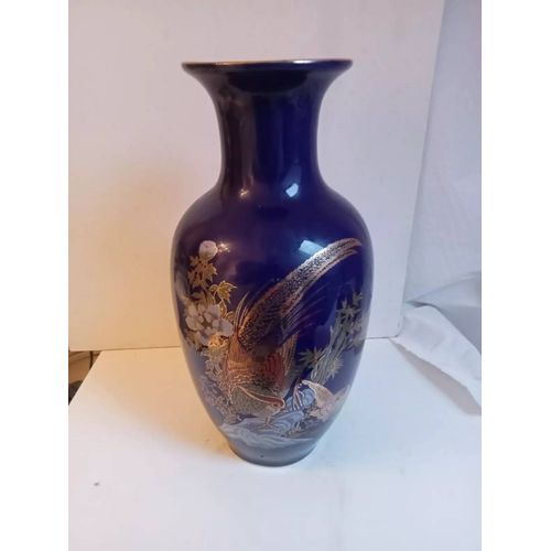vase asiatique en porcelaine émaillé bleu nuit décor a l'or fin hauteur 26 cm