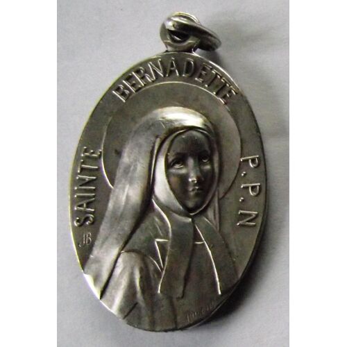Médaille Ovale De Sainte Bernadette Dimensions Hauteur 4cm Largeur 3cm.