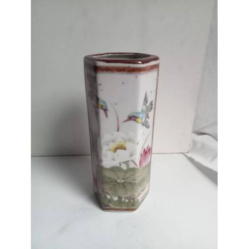 vase asiatique en porcelaine hauteur 16 cm largeur 7 cm 300gr exellent état