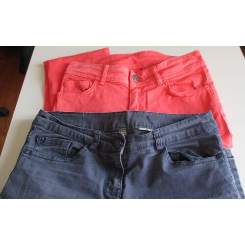 Deux Pantalons Jeans En Toile-Caprice De Fille-16 Ans-1 Bleu Marine +1 Rose Saumon -98% Coton/2% Élasthane- Ceinture À Passants Avec Fermeture Éclair+1 Bouton -2 Poches Avant -2 Poches Arrière