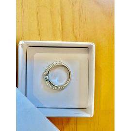 Bague Éclatante Swarovski Au Charme Intemporel - Une Perle Élégante En Son Centre En Fait Un Véritable Bijou Raffiné