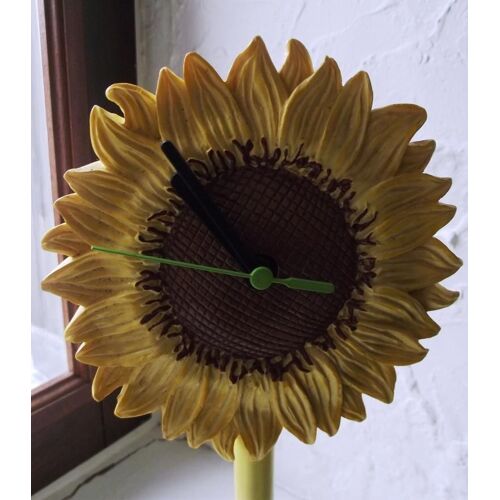 Pendule En Bois Forme De Fleur De Tournesol(Fonctionne Avec 1 Pile Lr6 1,5v Non Fournie.Hauteur 35cm Diamètre Du Pied 13cm Diamètre De La Fleur 15cm.