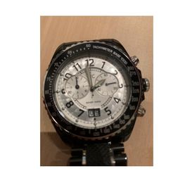 Montre Guess Collection Suisse Sport Chronographe Bracelet Boîtier Rond Acier Noir Verre Saphir Échelle Tachymétric Lunette Noire Cadran Argenté Affichage Analogique Index Noirs Dateur Quartz Qualité