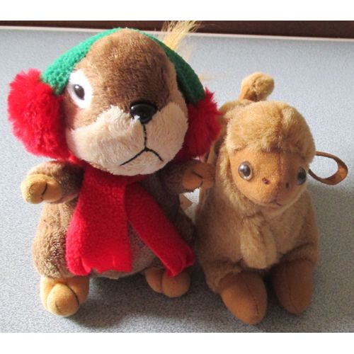 Deux Peluches Évoquant Noël : Une Marmotte Habillée D'un Cache-Oreilles Rouge Et Vert Et D'un Cache Nez Rouge + Un Chameau Au Repos Fabriqué En Turquie Et Qui Pourrait Être Celui D'un Roi Mage 