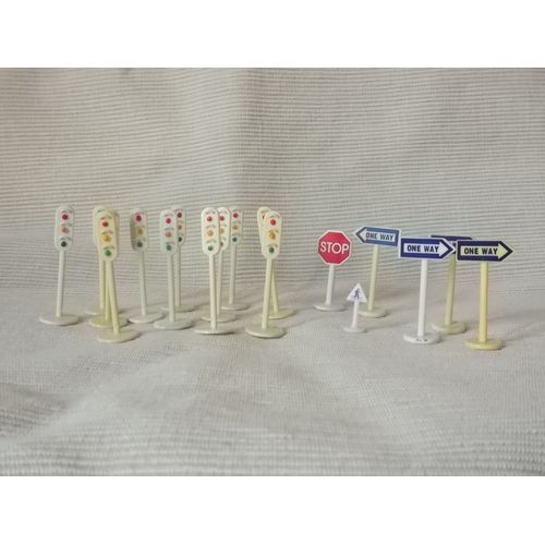 Lot De 12 Feux Tricolores Et De 6 Panneaux     Ho  1/87 (En Majorité)-Grell