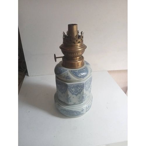 lampe à pétrole 1900 en porcelaine hauteur 24 cm largeur 11 cm