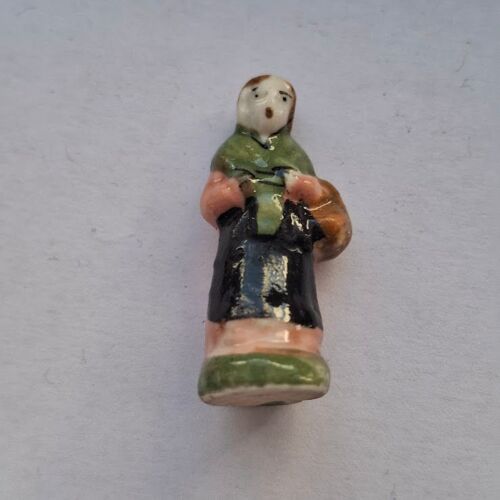 Fève - Santon - Crèche - Santon Personnage Femme Paysanne Panier Robe Longue Rose Tablier Noir Châle Vert Fichu Ou Cheveux Marron Socle Vert Ref%19