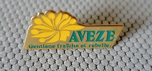 Pins, Pin's Boisson. Aveze . Fleur De Gentiane Fraîche Et Rebelle. Assez Rare