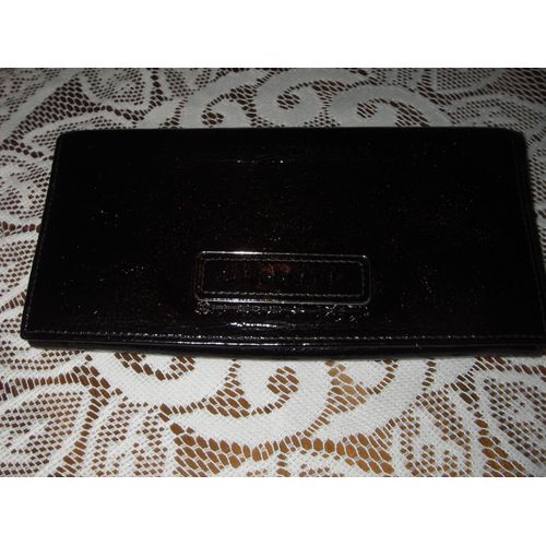 Portefeuille À Rabat Longchamp De Couleur Noire Aspect Vernis ,Logo Sur Plaque Métal Au Niveau Du Pression ,5 Grandes Poches Dont 1 Zippée ,11 Pochettes ,Dimensions 19 X 10 Cm .