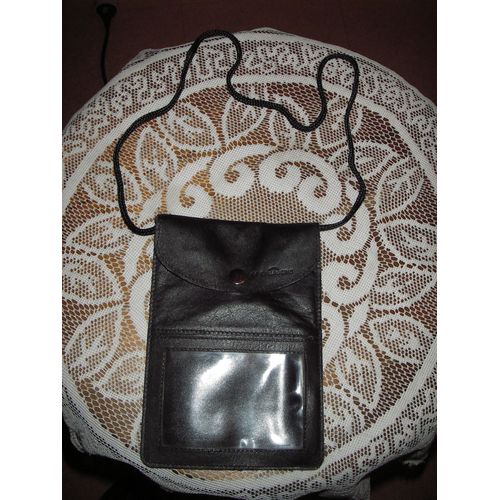 Pochette De Cou Pressionnée En Cuir Souple  La Bagagerie ,De Couleur Noire ,Emplacement Pièce D'identité En Pvc Transparent À L'avant ,Dimensions :17,5 X 12,5 Cm ,Logo " La Bagagerie "Gravé En Haut .