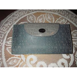 Porte Monnaie ,Porte Cartes  Mac Douglas ,Mi Cuir Façon Croco  Gris ,Mi Synthétique Imprimé Logo Marque  Gris Clair  Fond Gris Foncé ,7 Grandes Poches ,Dont 1 Zippée ,21 Pochettes Dont 2 Plastifiéés .
