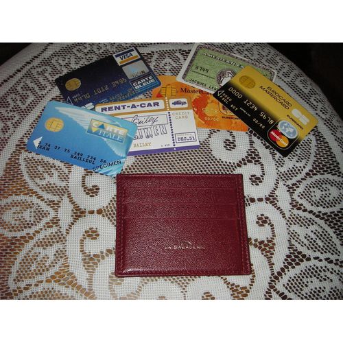 Porte Cartes De Crédit 7 Pochettes Doublées Synthétique De Marque  La Bagagerie ,Matière Cuir ,De Couleur Rouge ,Logo " La Bagagerie "Inscrit En Doré À L'avant ,Dim :10 X 8 Cm ,Contours Surpiqués .