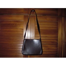Sac À Main Lancaster En Cuir Marron Foncé,2 Poches Intérieures Dont 1 Zippée,Hanse Réglable Par Boucles Dorée,Fermeture Zippée,Trés Belle Finitions, Trés Élégant,Jamais Servi,Longueur 65 Cm Environ.