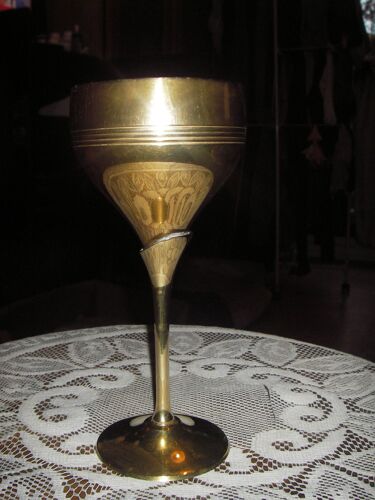 Coupe Ou Calice En Cuivre Poinçonné ,Fantaisie Strillée En Son Milieu ,;Pied Fantaisie ,Dimensions :Hauteur 18,5 Cm ,Diamètre Coupe 8 Cm ,Diamètre Pied 7 Cm .