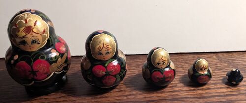 Poupée Russe / Matriochka vintage "femme avec fruits rouges"