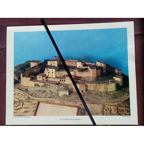 Gravure Polychrome Reproduisant Une Photo D'une Maquette Du "Krak Des Chevaliers" En Syrie (Photo De Filipacchi D'avril 1954) 