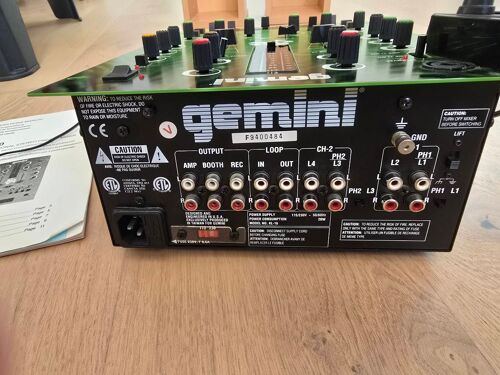 Table mixage gemini avec lampe.