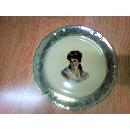 Ancienne Assiette Porcelaine Avec Femme Au Centre Et Dorrure