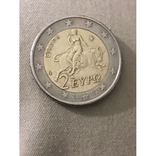 Une Pièce De 2€ De 2002 La Dame Assise Sur Un Taureau Avec Une Étoile Percé Au Milieu Avec Un(S) Et De Très Bon État.