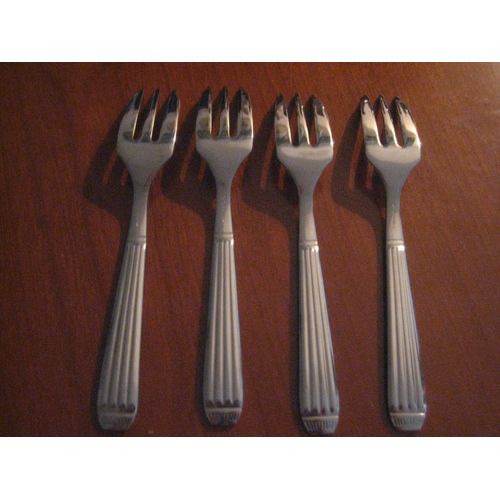 Lot 4 Fourchettes À Dessert En Inox Guy Degrenne, 6 Cuillères À Dessert En Inox Et 6 Cuillères À Café En Métal Argenté