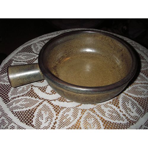 Casserole En Grès De Marque Arts Ceram Grand Feu ,Diamètre 15 Cm ,Profondeur 6,5 Cm ,Longueur Manche 5 Cm ,Diamètre Manche 3 Cm Avec Fente D'accroche ,Couleur Marron .
