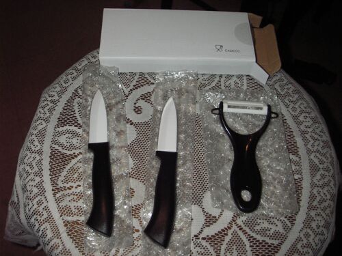 Ensemble De 2 Couteaux À Légumes Longueur Totale 18 Cm ,Lame 7,5 Cmet 1 Éplucheur Longueur 13 Cm Lames En Céramique De Marque Cadecc ,De Couleur Noire Lames Blanches ,Poignées En Pvc Résistant Lisse .